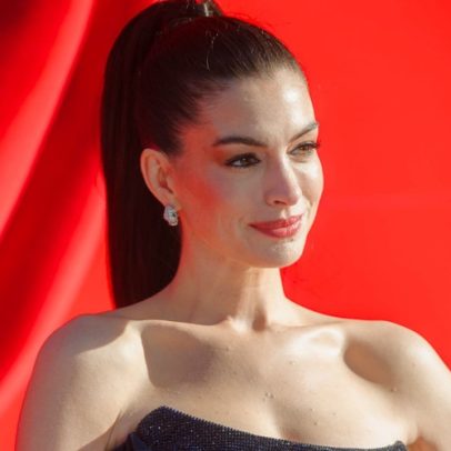 Anne Hathaway reluta em assinar O Diabo Veste Prada 3 por medo de cancelamento