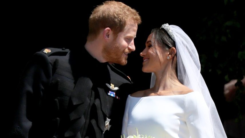 O Príncipe Harry e a atriz e Duquesa Meghan Markle deixando a Capela de São Jorge, após trocarem alianças, em maio de 2018