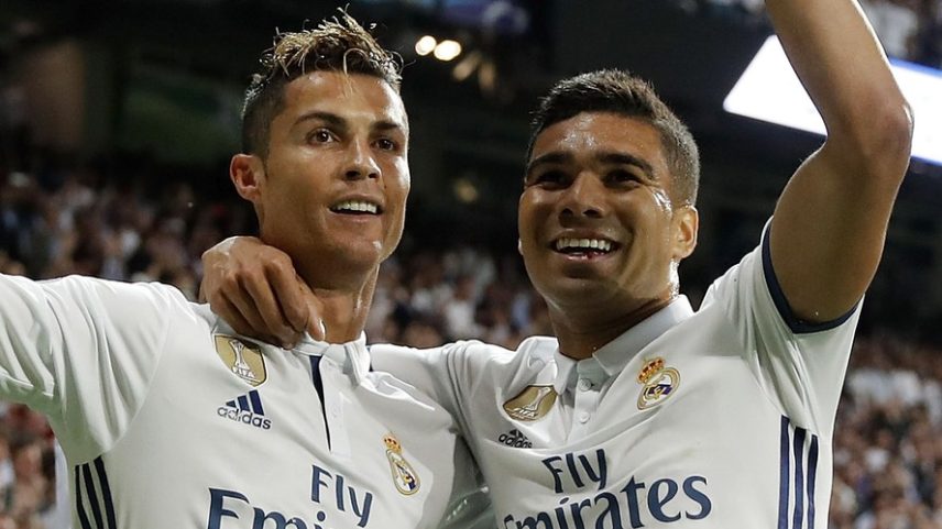 Cristiano Ronaldo e Casemiro após vitória do Real Madrid na UEFA Champions League 2016/2017, no estádio Santiago Bernabeu