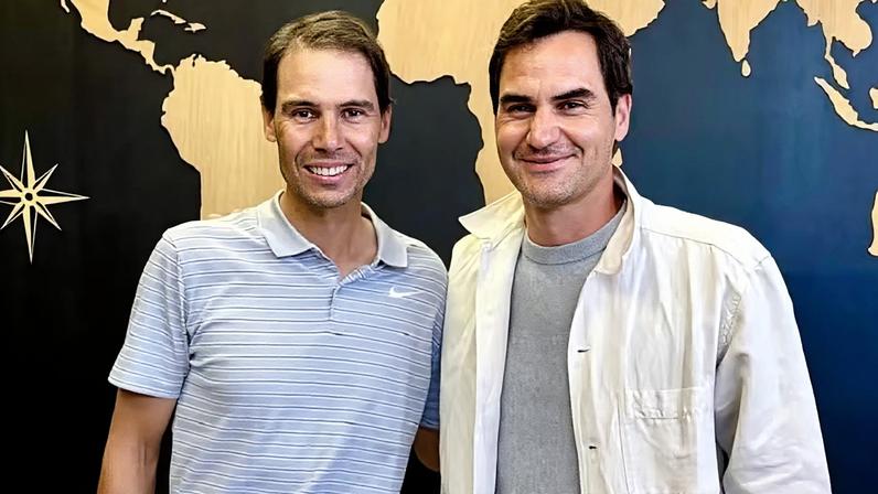 Rafael Nadal e Roger Federer em foto postada nas redes sociais em 27 de maio de 2026 — Foto: Reprodução/Instagram