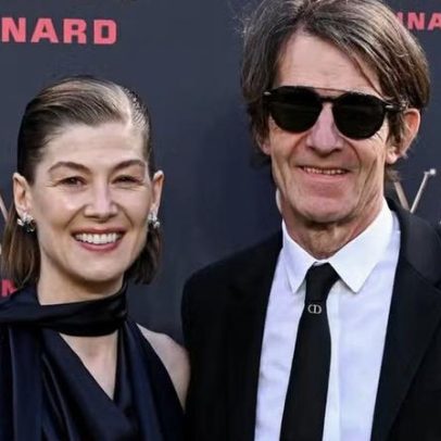 Rosamund Pike elogia namorado anônimo e sua influência na carreira
