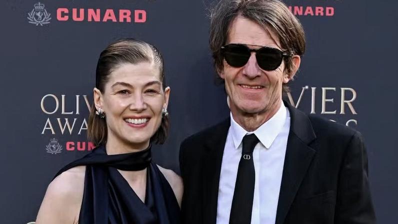 Rosamund Pike e Robie Uniacke comparecem à cerimônia do Prêmio Olivier 2026 no Royal Albert Hall em 12 de abril, em Londres — Foto: Getty Images