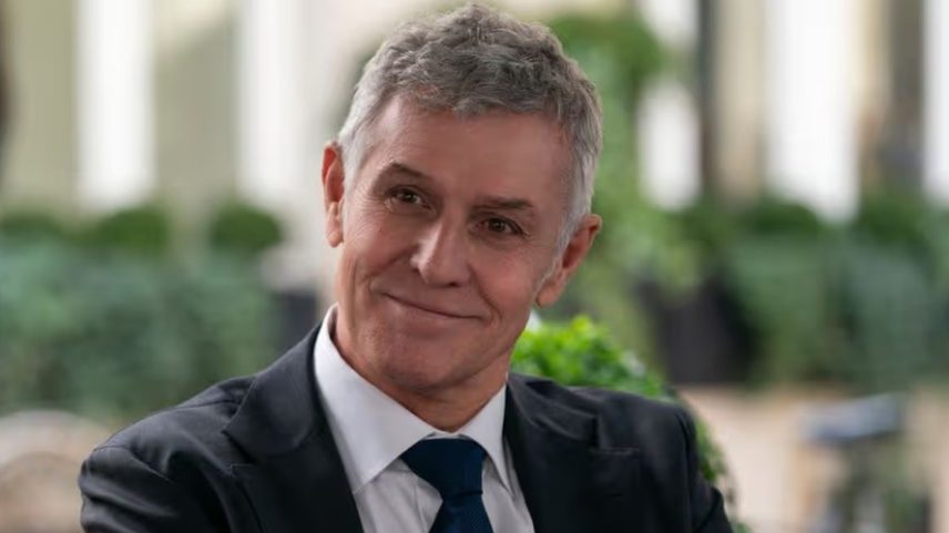 O ator francês Pierre Deny em 'Emily em Paris' — Foto: Divulgação