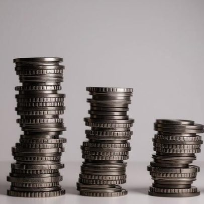 Juros futuros recuam no início da sessão, mesmo com pressão externa
