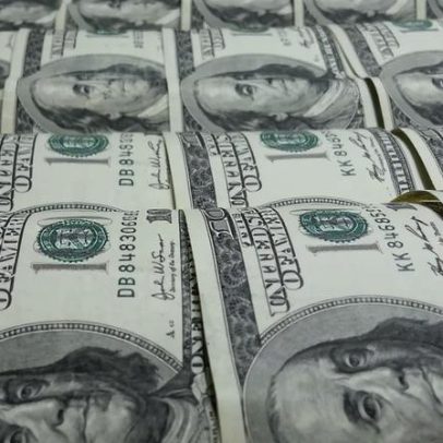 Dólar à vista recua no início da sessão em correção de excessos