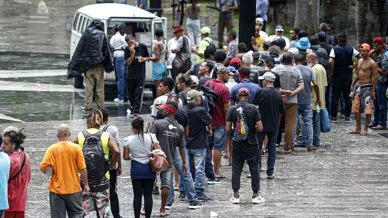São Paulo (SP) 21/02/2024 - Estudo da UFMG mostra aumento do número de moradores de rua na capital. Moradores de rua recebem comida na Sé em SP.