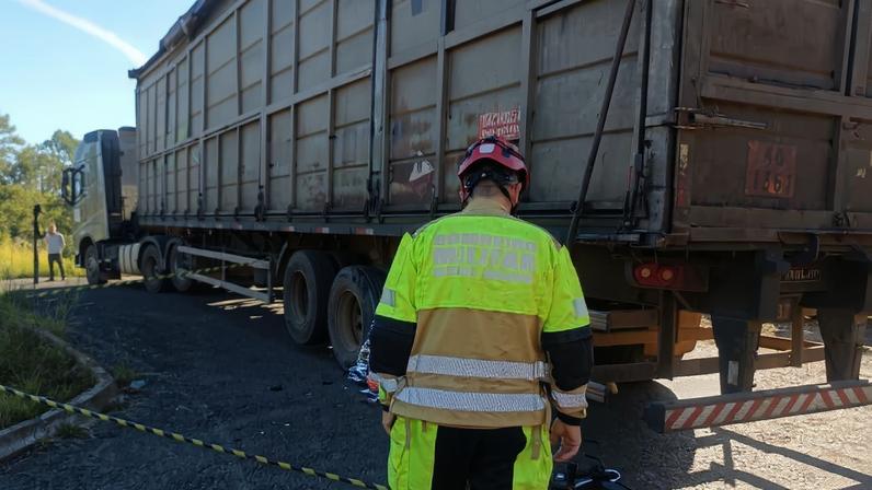 Motociclista morre após bater em semirreboque e ficar preso entre as rodas do caminhão na LMG-651