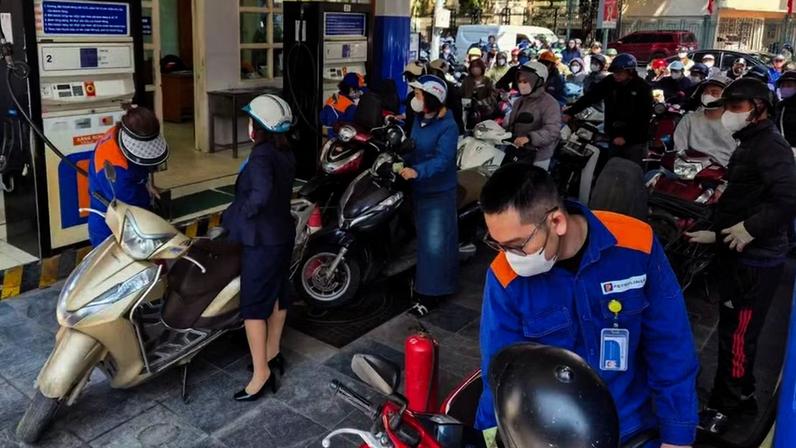 Motociclistas fazem fila para abastecer em Hanói, Vietnã: guerra no Oriente Médio impulsiona uso de motos elétricas
