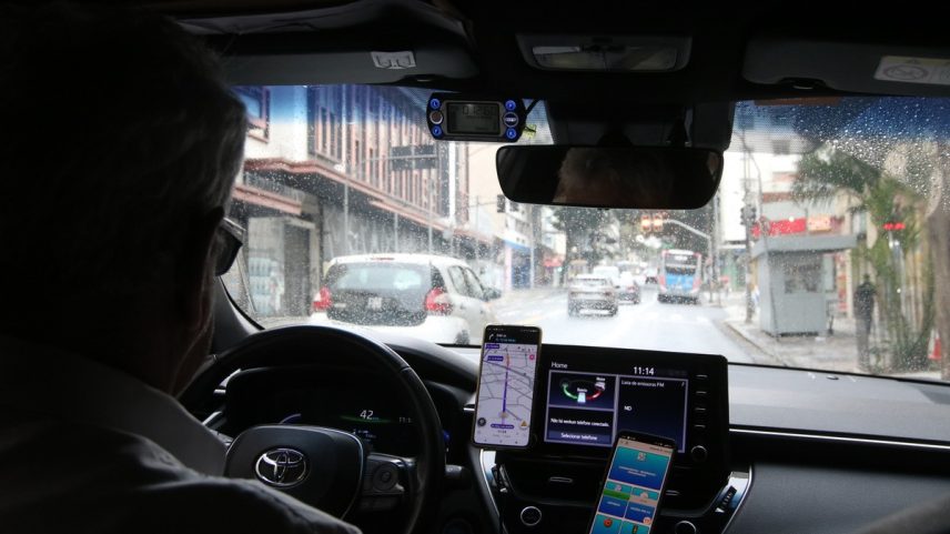 Governo planeja liberar R$ 30 bi para financiar carros de motoristas de aplicativo e taxistas