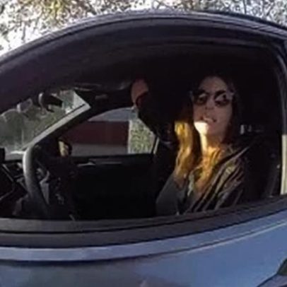 Motorista viraliza após multa por usar celular com mão que não tem
