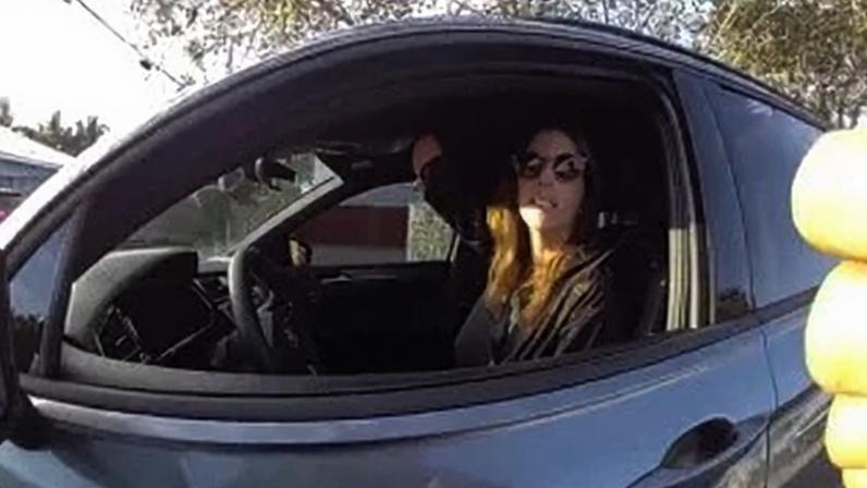 EUA: Motorista viraliza após multa por "usar celular" com mão que não tem