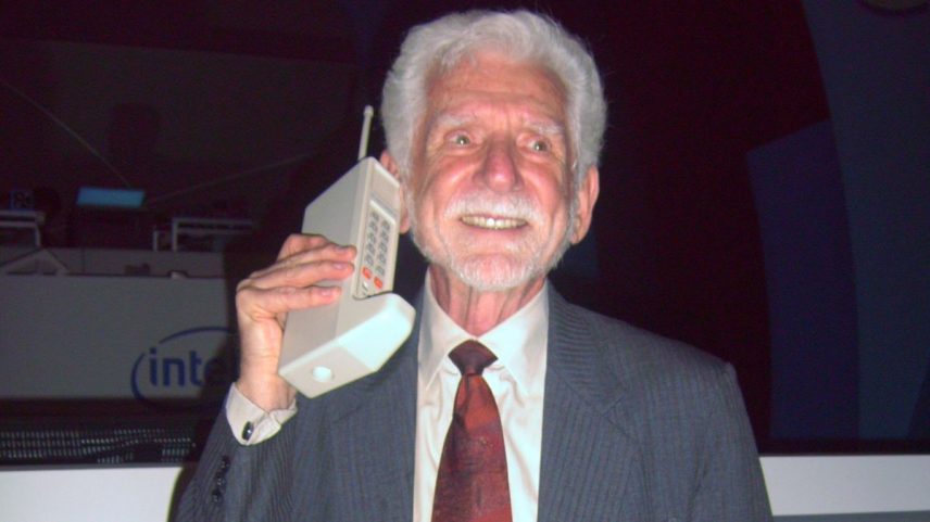 Martin Cooper é amplamente reconhecido como o inventor do celular (Imagem: Reprodução/Motorola)