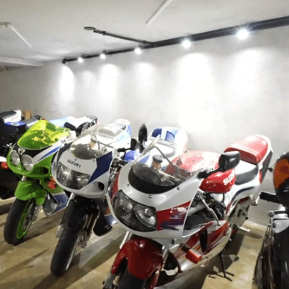 Neymar apresenta garagem com 16 motos durante visita de influencers à mansão