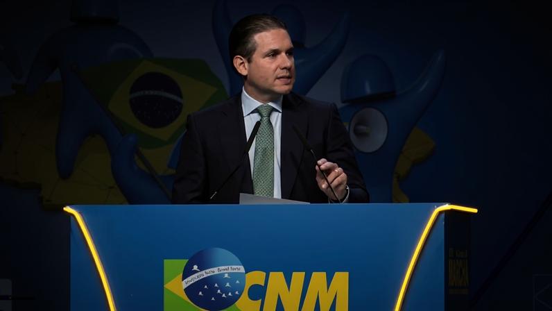 O presidente da Câmara dos Deputados, Hugo Motta, em discurso na Marcha dos Prefeitos