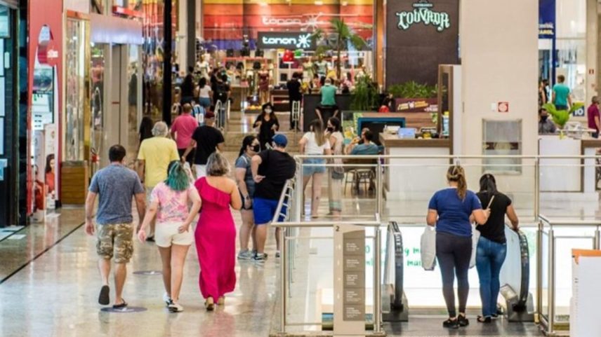 Imagem colorida de movimentação em comércio de shopping