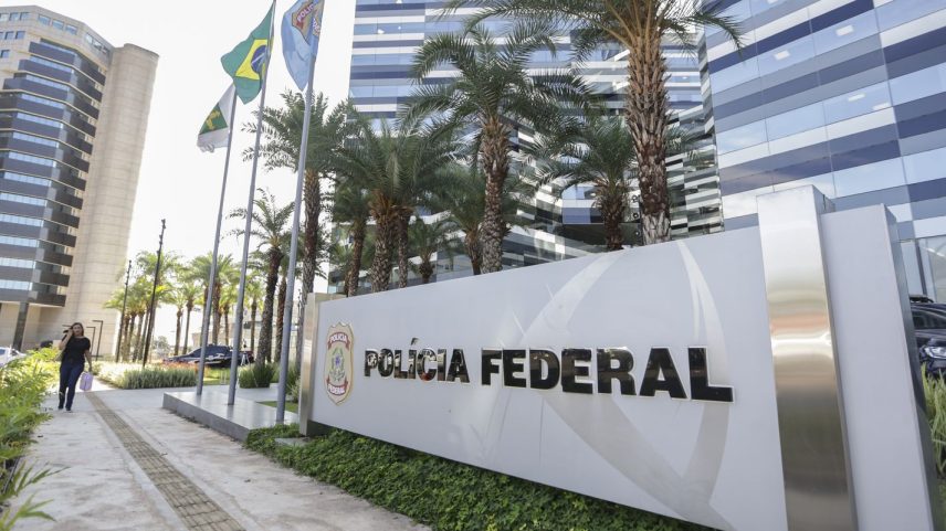 Movimentação no prédio sede da Polícia Federal, que ouve Bolsonaro e mais sete envolvidos no caso da venda de joias. Foto: Marcelo Camargo/Agência Brasil