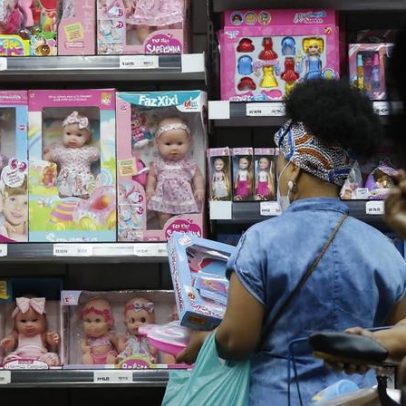 Queda do dólar impulsiona comércio, aumento de 0,5% em março atinge novo recorde