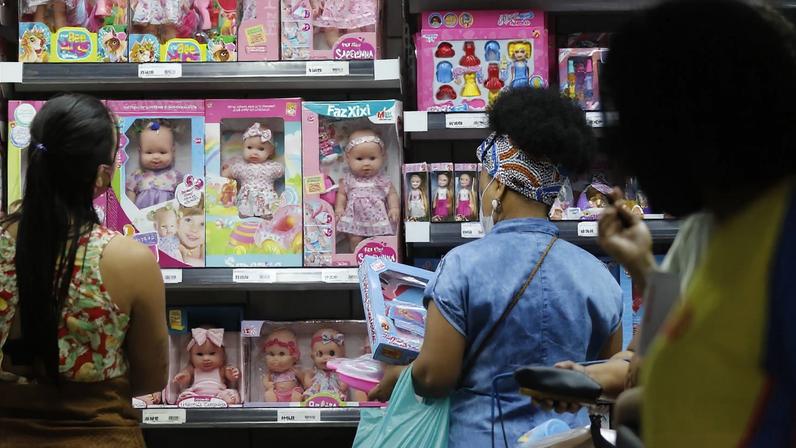 Queda do dólar impulsiona comércio, aumento de 0,5% em março atinge novo recorde