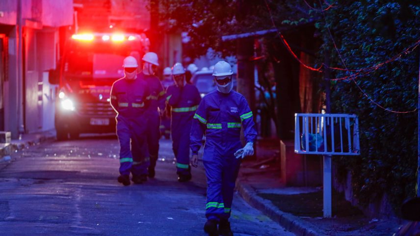 Movimentação de trabalhadores da Comgás na área atingida por uma explosão na região do Jaguaré, na Zona Oeste de SP — Foto: GUILHERME RODRIGUES/MYPHOTO PRESS/ESTADÃO CONTEÚDO
