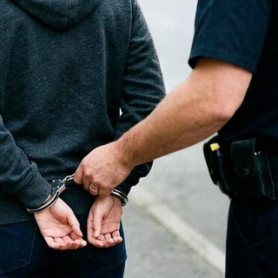 Mulher é presa após tumulto, ferir policial e quebrar viatura