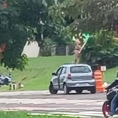 Mulher de roupas íntimas sobe em carro durante protesto em MS
