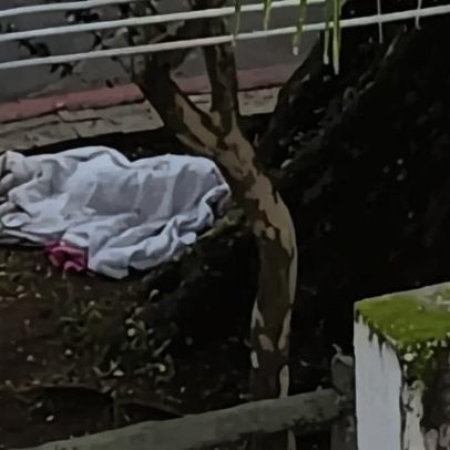 Mulher é encontrada dormindo na rua após ser confundida com cadáver