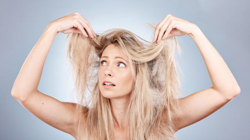mulher loira com cabelos com frizz