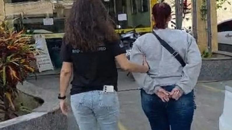 mulher-presa-visita-filho