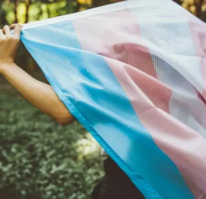 Mulher trans denuncia agressão em condomínio de Salvador após revelar transição