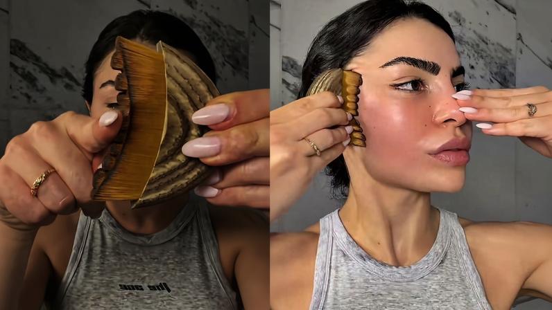 Mulher usando escova de lifting facial