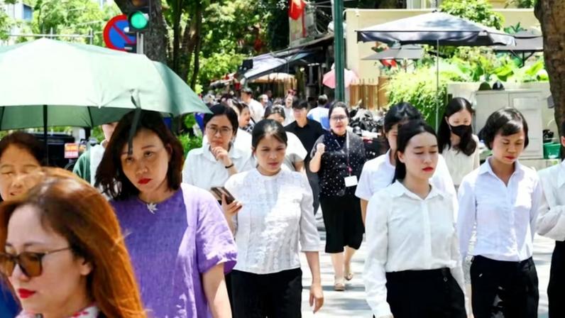 Mulheres caminham na capital do Vietnã, Hanói — Foto: Reprodução: Nikkei Asia