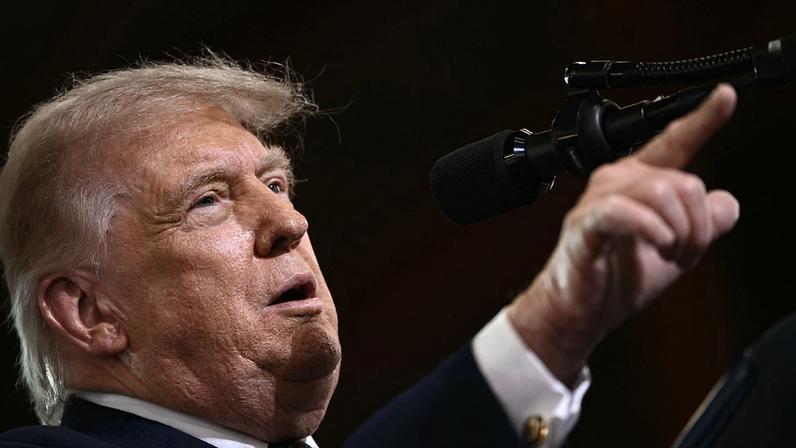 O presidente dos EUA, Donald Trump, discursa sobre a economia no ginásio do Rockland Community College em Suffern, Nova York, em 22 de maio de 2026