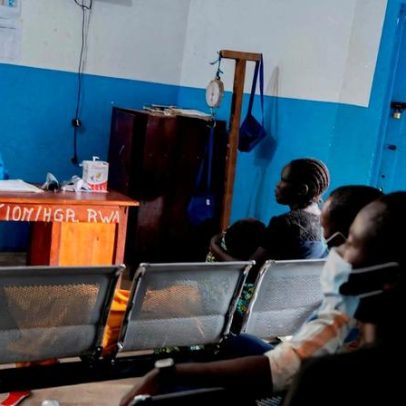 Redução de recursos dos EUA e Reino Unido compromete contenção do ebola