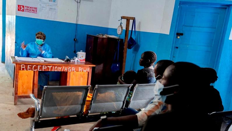 Recepção de um hospital em Rwampara, em Uganda. Crédito: JORKIM JOTHAM PITUWA / AFP