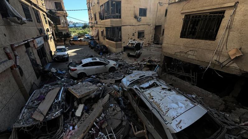 Equipes de resgate e moradores locais inspecionam os danos em um prédio após um ataque aéreo israelense na área de Choueifat, ao sul de Beirute, nos arredores da capital, em 28 de maio de 2026.