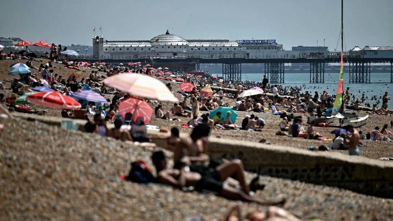 A Grã-Bretanha deverá bater o seu recorde de dia mais quente de maio na segunda-feira, previu a agência meteorológica nacional, enquanto o país sofre com uma onda de calor "sem precedentes".