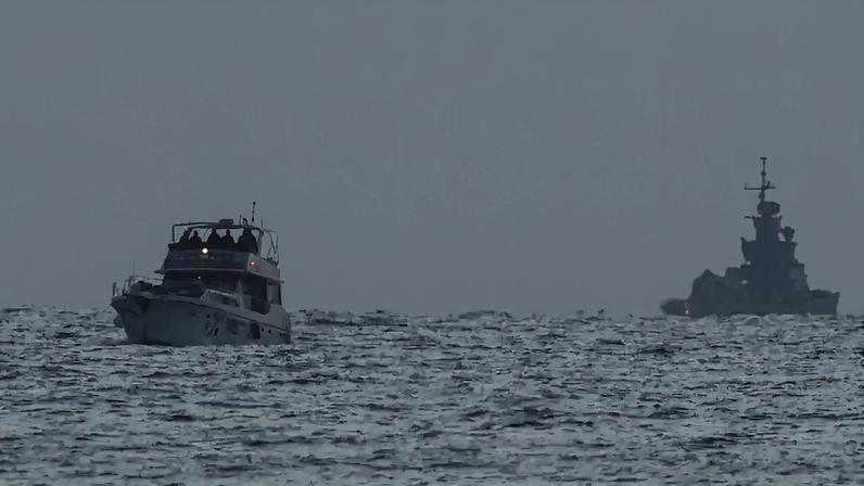 Barco com símbolos de uma das embarcações pertencentes à flotilha de ajuda humanitária com destino a Gaza (E), interceptada pela marinha israelense. Crédito: JACK GUEZ / AFP
