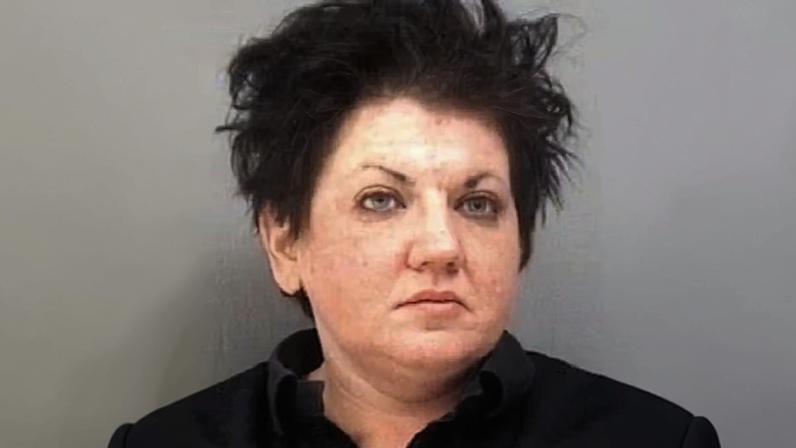 Mulher escondeu garrafa de vinho na genitália