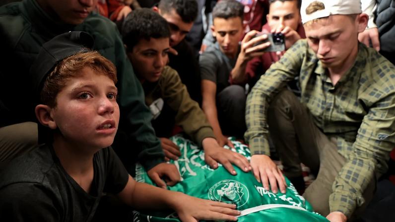 Palestinos velam corpo de comandante do Hamas Al Hadad em Gaza