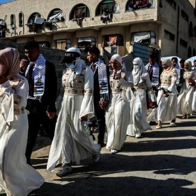 Palestinos formalizam casamentos adiados pela guerra em Gaza