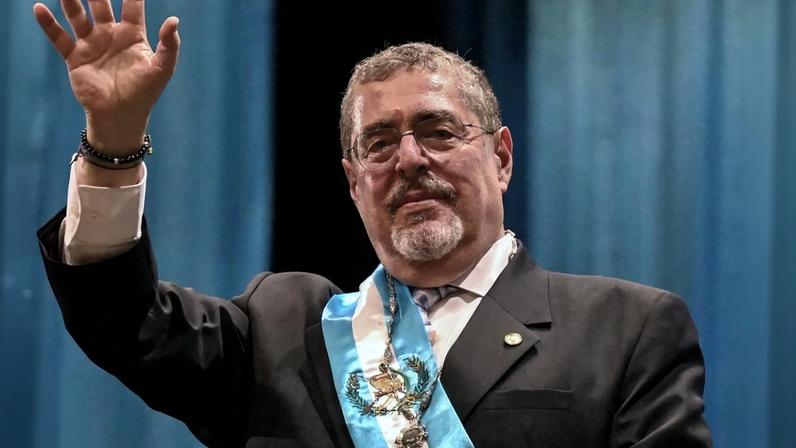 O novo presidente da Guatemala, Bernardo Arevalo, acenando após tomar posse