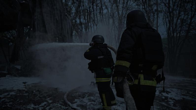 Equipes de resgate ucranianas trabalham para extinguir um incêndio em um posto de gasolina destruído após um ataque de drone em Kharkiv, em 2 de maio de 2026, em meio à invasão russa da Ucrânia.