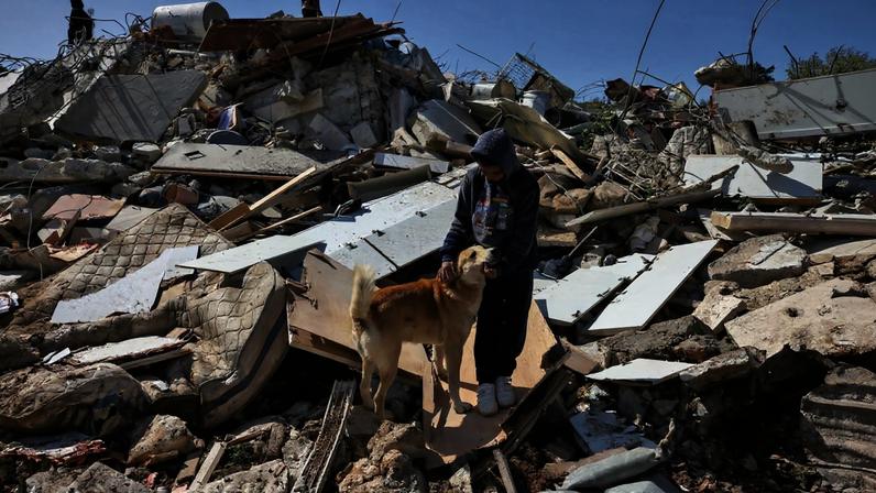 Palestino em meio a destroços em Gaza, destino de flotilha com ajuda humanitária interceptada nesta segunda (18). Crédito: Hazem Bader/AFP