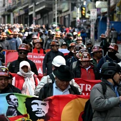 Confronto entre manifestantes e polícia em La Paz contra governo boliviano