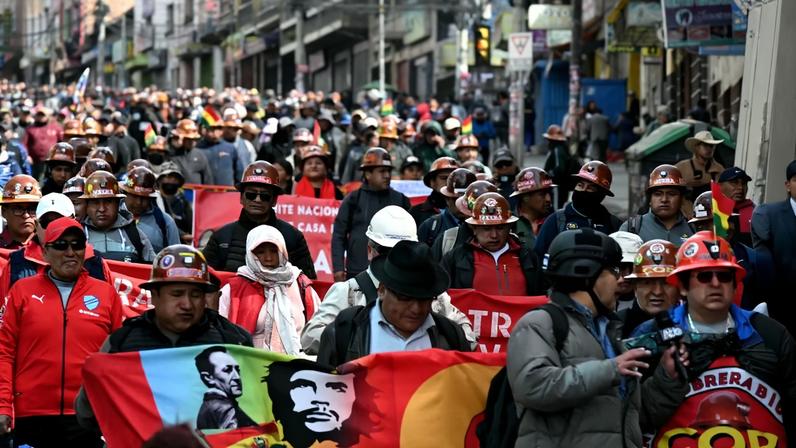 Mineiros, operários e indígenas do sindicato "Ponchos Rojos" participam de uma marcha pedindo a renúncia do presidente Rodrigo Paz, em La Paz, em 22 de maio de 2026.
