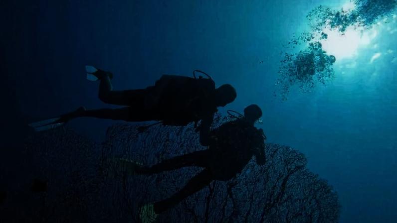 Imagens mostram passagens estreitas e escuras na gruta Thinwana Kandu; grupo europeu foi achado a 49 metros de profundidade, ignorando as normas de segurança