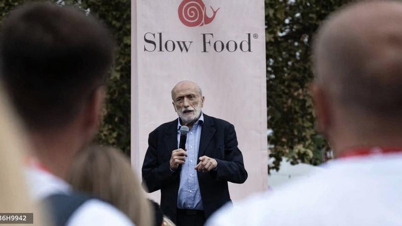 O fundador do Slow Food, Carlo Petrini, discursa na inauguração do Slow Food Salone del Gusto e Terra Madre em 26 de setembro de 2024 em Turim