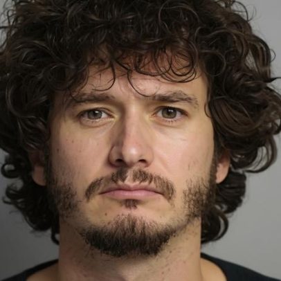 Bebê de um ano morre preso em carro esquecido pelo pai que saiu para beber