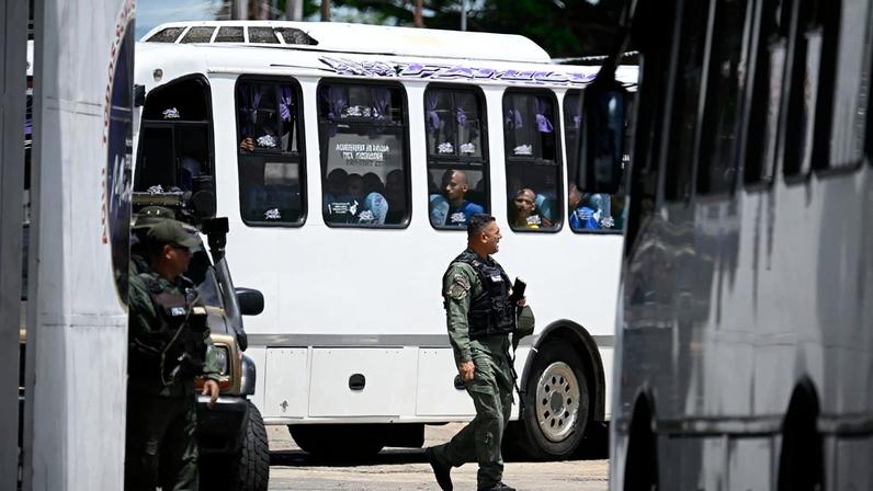 Ônibus transporta presos do Internado Judicial Barinas (INJUBA), em Barinas, Venezuela. Crédito: FEDERICO PARRA / AFP