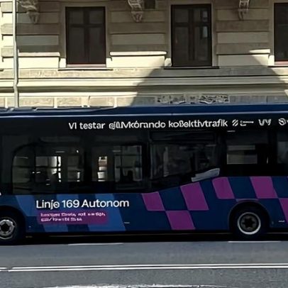 Ônibus autônomo sofre acidente no primeiro dia de operação na Suécia